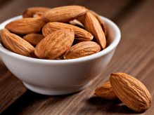 بادام ماده غذایی کلسیم دار