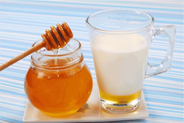 درمان سرفه با شیر داغ با عسل